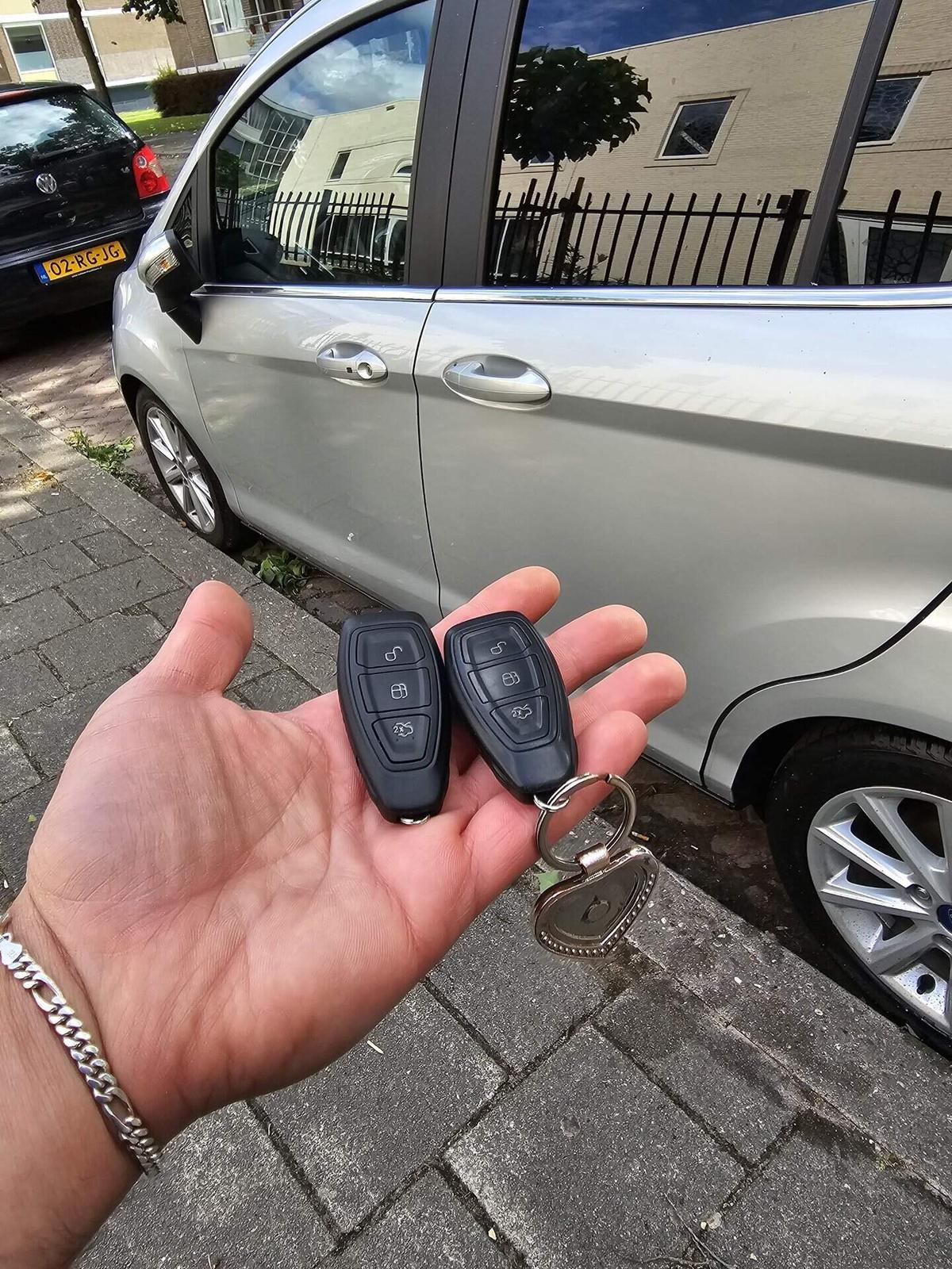 Autolocksmith.nl professioneel aan het werk - 30 jaar ervaring in autosleutel services