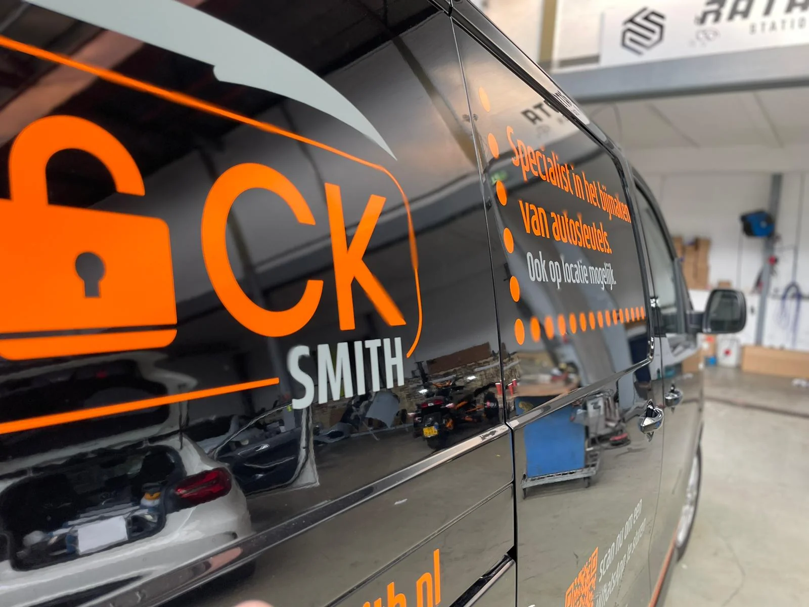 Autolocksmith.nl professionele autosleutelservice werkbus - 24/7 bereikbaar voor alle autosleutelproblemen