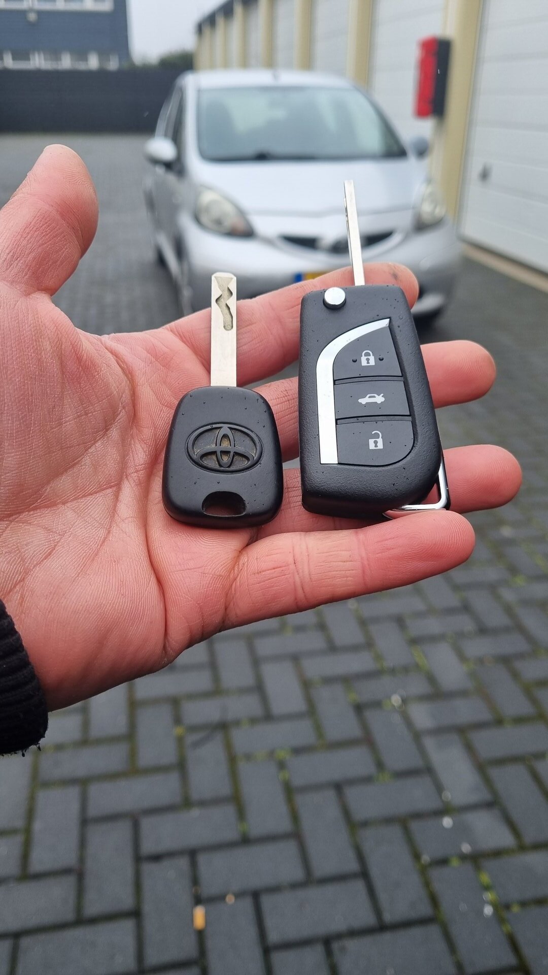 Autolocksmith.nl professioneel aan het werk in Zuid-Holland - mobiele autosleutel service op locatie